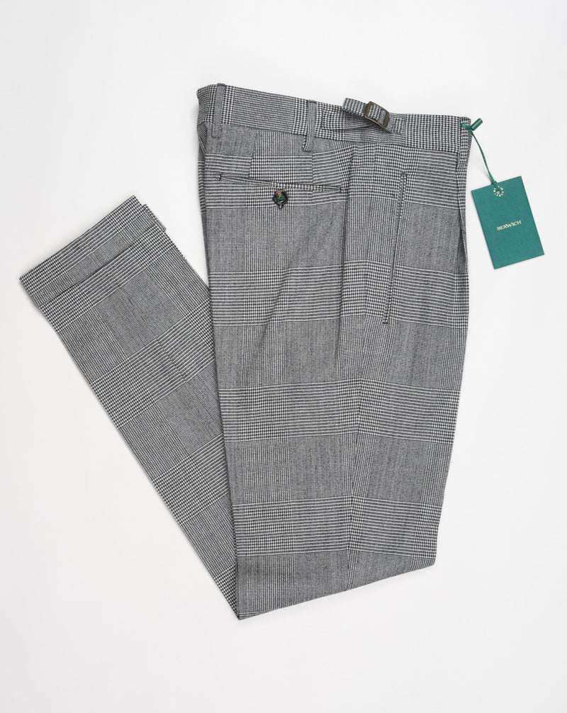 Model: Retrolong Article: rg1526x Composition: 96% Virgin wool 2% Elastan 2% Polyamide Color: Grey Made in Martina Franca, Italy Berwich Single Pleat Glencheck Trousers / Grey