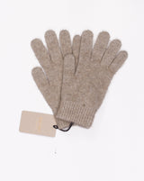 Possum fur has very fine, hollow fibers, similar to polar bear. It is very warm, light weight and durable. Combined with merino wool and silk it makes a outstanding material for knitwear.  Possum fibre for Sauso -products is sourced from New Zealand where possums are a pest doing harm to forests and birds.  Mod. Onni Col. Oyster / Beige Material: 40% possum, 53% merino wool, 7% silk