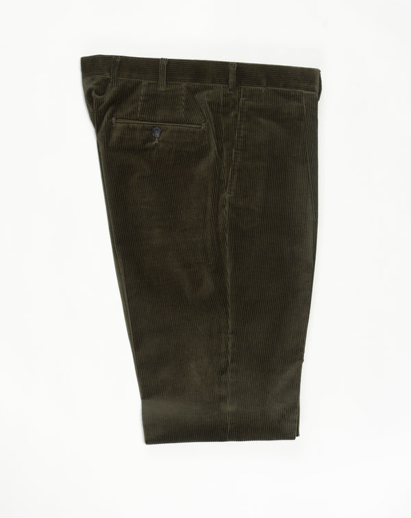 1 pleat De Petrillo Corduroy Trousers / Dark Green Unfinished hem (to be finished to desired length) Model: B1P Article: TW22028R Color: 8610 / Dark Green Composition: 98% Cotton 2% Elastan Made in Italy