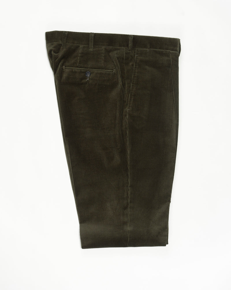 1 pleat De Petrillo Corduroy Trousers / Dark Green Unfinished hem (to be finished to desired length) Model: B1P Article: TW22028R Color: 8610 / Dark Green Composition: 98% Cotton 2% Elastan Made in Italy