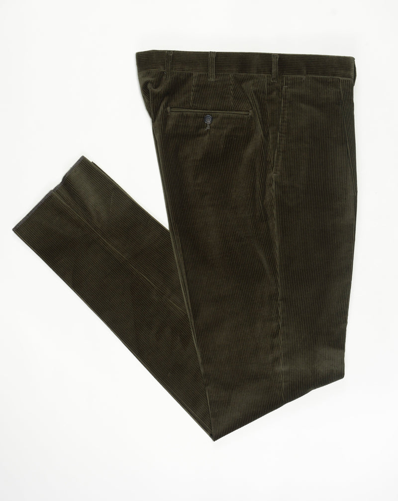 1 pleat De Petrillo Corduroy Trousers / Dark Green Unfinished hem (to be finished to desired length) Model: B1P Article: TW22028R Color: 8610 / Dark Green Composition: 98% Cotton 2% Elastan Made in Italy