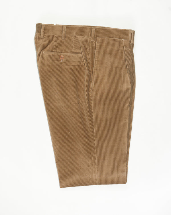 1 pleat De Petrillo Corduroy Trousers / Beige Unfinished hem (to be finished to desired length) Model: B1P Article: TW22028R Color: 1600 / Beige Composition: 98% Cotton 2% Elastan