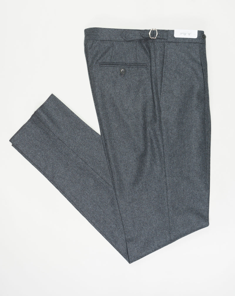 1 pleat De Petrillo Flannel Trousers / Mid Grey Unfinished hem (to be finished to desired length) Model: B10 Article: TP00705 Color: 7021 / Mid Grey Composition: 100% Virgin Wool De Petrillo Flannel Trousers / Mid Grey Made in Italy