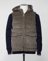 Fixed, adjustable hood Stenströms Corduroy Down Vest / Olive Two way zip in front 2 flapped pockets with snap fasteners in front 2 hand warming pocket  2 inside pockets Adjustable hem Article: 4300251995 Color: Olive / 370 Main fabric 98% cotton 2% spandex Filling 90% down 10% feather
