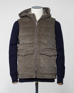 Fixed, adjustable hood Stenströms Corduroy Down Vest / Olive Two way zip in front 2 flapped pockets with snap fasteners in front 2 hand warming pocket  2 inside pockets Adjustable hem Article: 4300251995 Color: Olive / 370 Main fabric 98% cotton 2% spandex Filling 90% down 10% feather