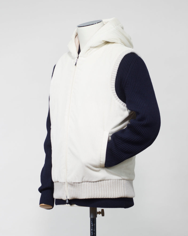 Col 005 Off White / Panna Fixed hood 2 way zip in front 2 hand warming pockets in front Main fabric 100% cotton Ribbed hem and armholes 100% wool Thermo padding filling 100% polyester Made in Italy Gran Sasso Hooded Corduroy Vest / Off White