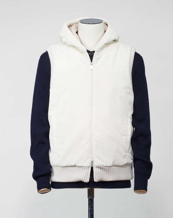 Col 005 Off White / Panna Fixed hood 2 way zip in front 2 hand warming pockets in front Main fabric 100% cotton Ribbed hem and armholes 100% wool Thermo padding filling 100% polyester Made in Italy Gran Sasso Hooded Corduroy Vest / Off White