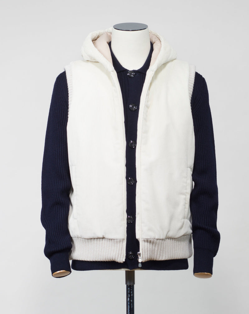 Col 005 Off White / Panna Fixed hood 2 way zip in front 2 hand warming pockets in front Main fabric 100% cotton Ribbed hem and armholes 100% wool Thermo padding filling 100% polyester Made in Italy Gran Sasso Hooded Corduroy Vest / Off White