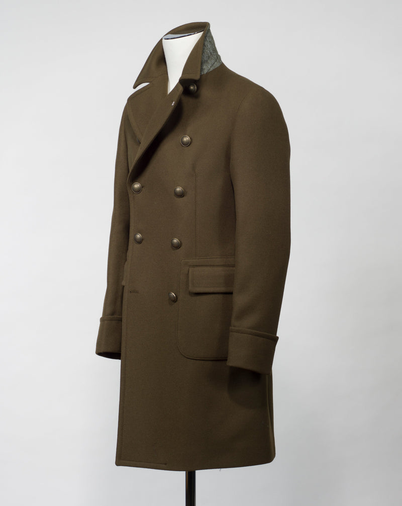 Model: Carlo/Z Fabric code: 770069 U 100% wool double splittable Color: Green / V3039 Brass buttons: MET143 Tagliatore Double Breasted Ulster Coat with Metal Buttons / Green