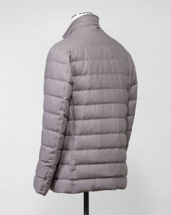 Main fabric 30% wool 70% viscose Filling 80% Down 20% Waterfowl Feathers 2 flapped pockets with snap fasteners in front Detachable bib / wind braker No vents Article: PI000910U - 33278 8600 Color: 8600 Fango / medium beige Herno Norfolk Down Blazer / Fango