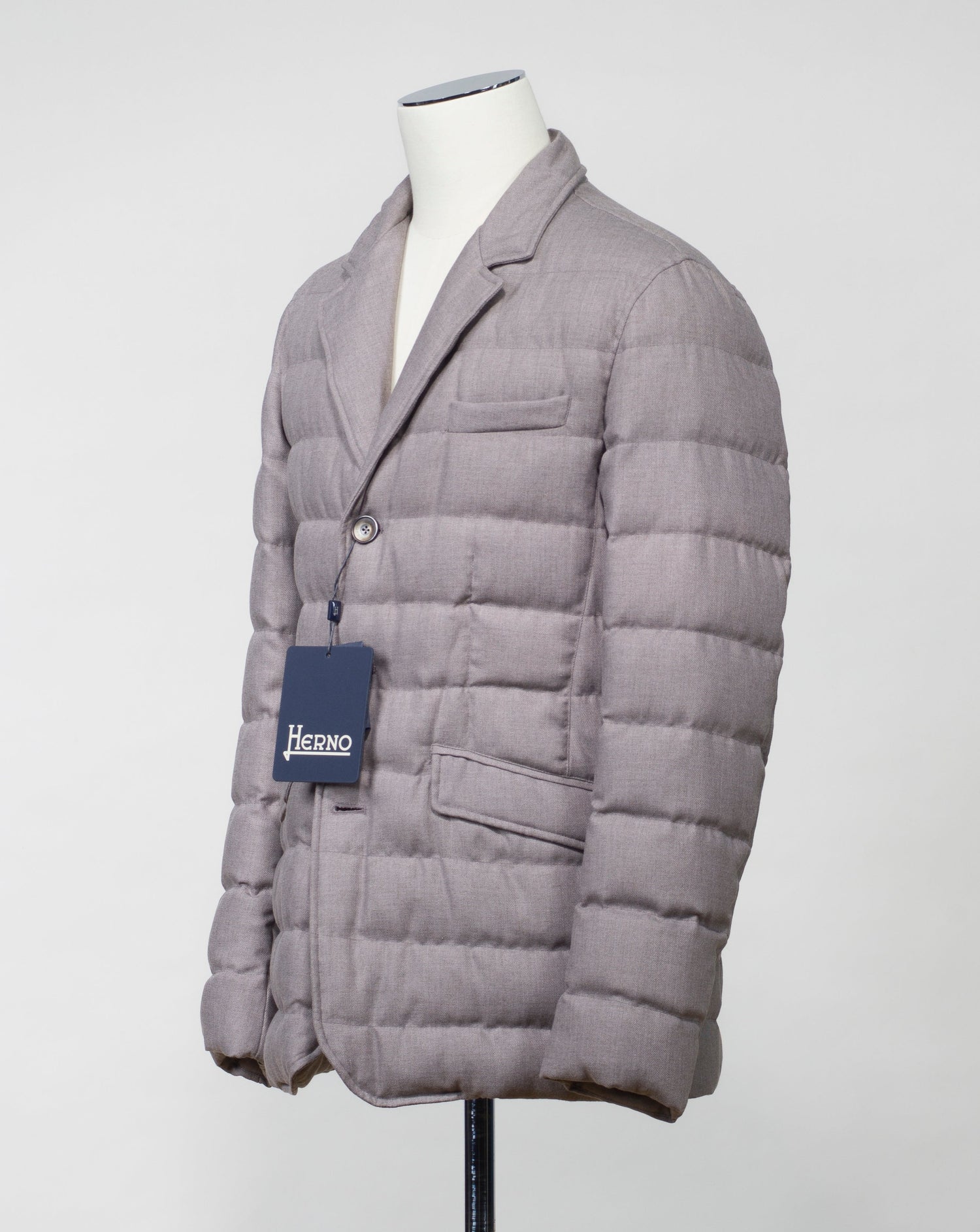 Main fabric 30% wool 70% viscose Filling 80% Down 20% Waterfowl Feathers 2 flapped pockets with snap fasteners in front Detachable bib / wind braker No vents Article: PI000910U - 33278 8600 Color: 8600 Fango / medium beige Herno Norfolk Down Blazer / Fango