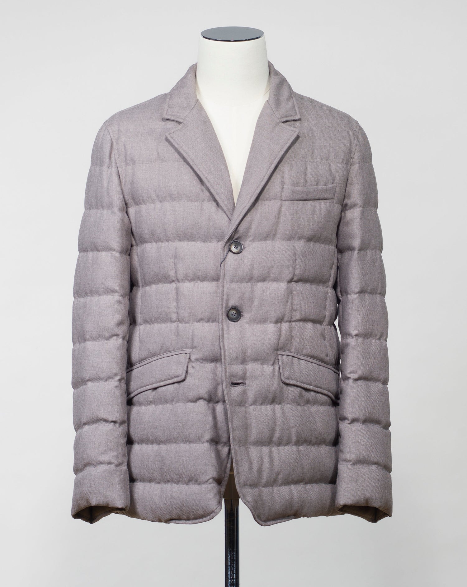 Main fabric 30% wool 70% viscose Filling 80% Down 20% Waterfowl Feathers 2 flapped pockets with snap fasteners in front Detachable bib / wind braker No vents Article: PI000910U - 33278 8600 Color: 8600 Fango / medium beige Herno Norfolk Down Blazer / Fango