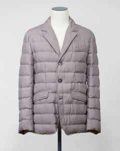 Main fabric 30% wool 70% viscose Filling 80% Down 20% Waterfowl Feathers 2 flapped pockets with snap fasteners in front Detachable bib / wind braker No vents Article: PI000910U - 33278 8600 Color: 8600 Fango / medium beige Herno Norfolk Down Blazer / Fango