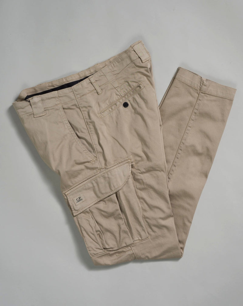 330 Sand / Cobblestone.P. Company Lens detail. Engineered in lightweight Stretch Sateen, a matte cotton textile with built-in extensibility, for a flexible and durable fit. Garment dyed for an increased chromatic depth and intensity throughout. Art. PA057A 5694G Col. 330 Cobblestone Belt loops Zip fly and button fastening Slanted hand pockets Two back pockets Two cargo pockets Lens detail Ergonomic fit slim fit cargo pants