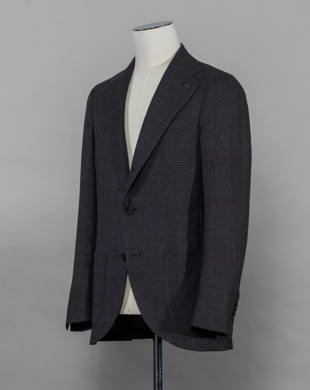 Composition: 73% Wool 27% Linen Lining: 100% Viscose Unlined 3 roll 2 buttoning 2 patch pockets 2 side vents Full canvas Model: GR523 Article: VTE - 604460 Sauma Private Label Panama Jacket / Blue & Brown