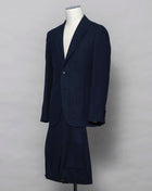 Slim fit Fits true to the size. If in doubt of your size, please contact us HERE Button closure 3 roll 2 buttoning, aka rollover Side vents 2 Patch pockets Composition:100%Linen 2 pleats in trousers front. Side Adjusters unfinished hem, needs to bee hemmed. Color: Navy / 6650 Linea: Gaiola Modello: GJ02 B2C Article: TP00808 Made in Naples, Italy