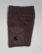 Completed with two back pockets and two cargo flap pockets and finished with a C.P. Company Lens detail. Engineered in lightweight Stretch Sateen, a matte cotton textile with built-in extensibility, for a flexible and durable fit. Garment dyed for an increased chromatic depth and intensity throughout.  Art. PA059A 5694G Col. 365 Brown Belt loops Zip fly and button fastening Slanted hand pockets with snap fastening Two back flap pockets Two cargo flap pockets Lens detail Loose fit cargo pants