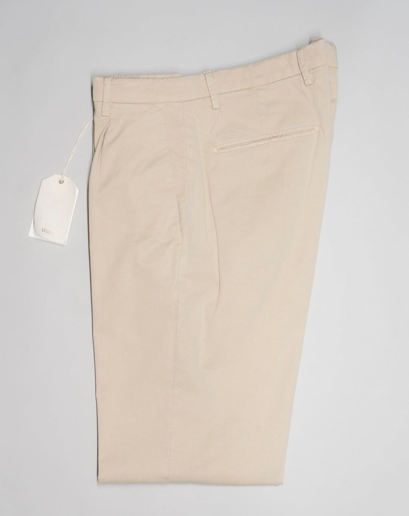 Article: 323051 Color: Light Beige / 33 Composition: 64% Tencel 32% Cotton 4% Elastan Briglia Garment Dyed Chinos / Chalk White 1 Pleat in front Slanted side pockets Beltloops Beautiful color and broken in look and feel achieved by Garment dying process Made in Naples, Italy Briglia Garment Dyed Chinos / Light Beige