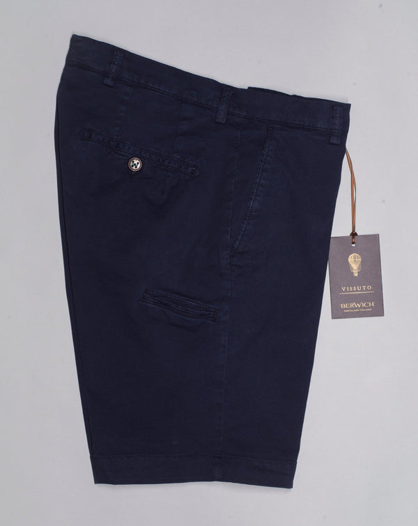 Basic bermudas to keep you cool when it is hot. Practical pocket for mobile phone on right side. Made in a slim cut and garment dyed to give the trousers a beautiful and unique color.  Slim fit Fits true to the size. If in doubt of your size, please contact us HERE 98% Cotton 2% Elastan Color: Navy / 665 Zip fly Slanted front pockets and two back pockets Pocket for mobile phone on right side Model: ber_muda Article: ts0001x Made in Martina Franca, Italy