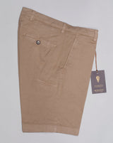 Basic bermudas to keep you cool when it is hot. Practical pocket for mobile phone on right side. Made in a slim cut and garment dyed to give the trousers a beautiful and unique color.  Slim fit Fits true to the size. If in doubt of your size, please contact us HERE 98% Cotton 2% Elastan Color: 199 Sabbia / Beige Zip fly Slanted front pockets and two back pockets Pocket for mobile phone on right side Model: ber_muda Article: ts0001x Made in Martina Franca, Italy