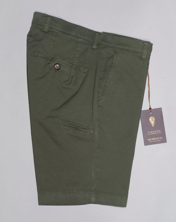 Basic bermudas to keep you cool when it is hot. Practical pocket for mobile phone on right side. Made in a slim cut and garment dyed to give the trousers a beautiful and unique color.  Slim fit Fits true to the size. If in doubt of your size, please contact us HERE 98% Cotton 2% Elastan Color: 5520 Militare / Green Zip fly Slanted front pockets and two back pockets Pocket for mobile phone on right side Model: ber_muda Article: ts0001x Made in Martina Franca, Italy