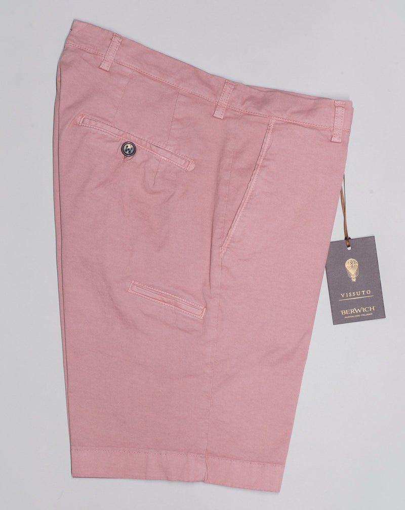 Basic bermudas to keep you cool when it is hot. Practical pocket for mobile phone on right side. Made in a slim cut and garment dyed to give the trousers a beautiful and unique color.  Slim fit Fits true to the size. If in doubt of your size, please contact us HERE 98% Cotton 2% Elastan Color: 2528 Rosa / Dusty Pink Zip fly Slanted front pockets and two back pockets Pocket for mobile phone on right side Model: ber_muda Article: ts0001x Made in Martina Franca, Italy