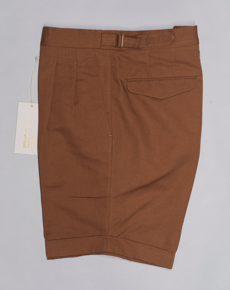 Briglia sartorial bermudas with side adjusters and two front pleats. Style: Amalfi Art 323050 Composition:  55%Co 45%Li 2 pleats in front Side Adjusters Briglia Amalfi Sartorial Bermudas / Tobacco
