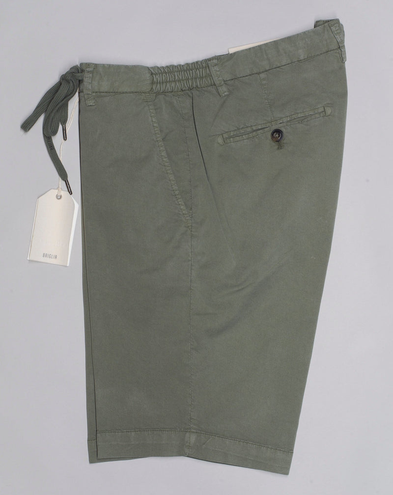Briglia casual bermudas with drawstrings and elastic adjustments on both sides. Style: Malibu Art 323051 Composition:   64% Tencel, 32% Cotton, 4% Elastan Color: 62 / Sage Green Flat front with drawstrings  Elastic  integrated adjuster on both side Made in Naples, Italy