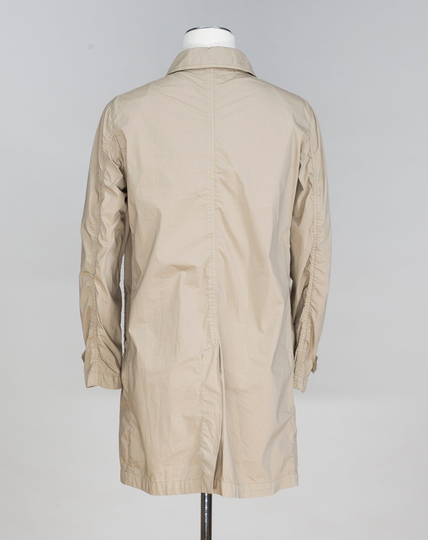 Unconstructed Slanted pockets 1 back vent Article: 35031 Model: 9331 Color: Beige / 4 Composition: 55% Cotton 39% Nylon 6% Elastan L.B.M. 1911 Travel Mac / Beige