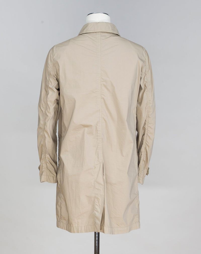 Unconstructed Slanted pockets 1 back vent Article: 35031 Model: 9331 Color: Beige / 4 Composition: 55% Cotton 39% Nylon 6% Elastan L.B.M. 1911 Travel Mac / Beige
