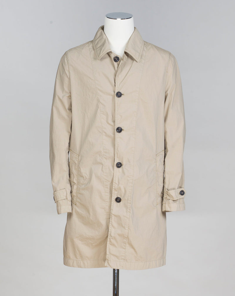 Unconstructed Slanted pockets 1 back vent Article: 35031 Model: 9331 Color: Beige / 4 Composition: 55% Cotton 39% Nylon 6% Elastan L.B.M. 1911 Travel Mac / Beige
