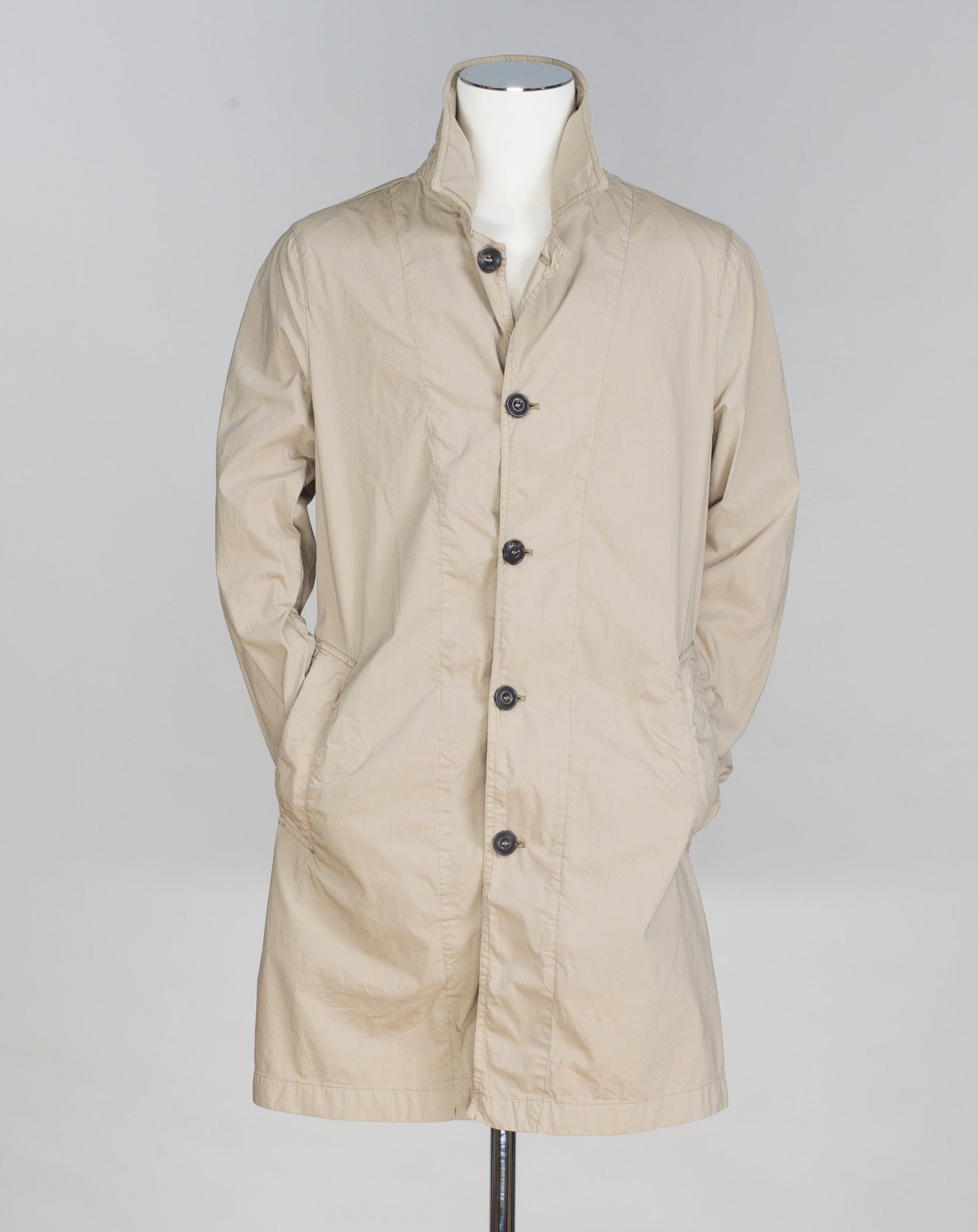 Unconstructed Slanted pockets 1 back vent Article: 35031 Model: 9331 Color: Beige / 4 Composition: 55% Cotton 39% Nylon 6% Elastan L.B.M. 1911 Travel Mac / Beige