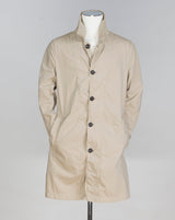 Unconstructed Slanted pockets 1 back vent Article: 35031 Model: 9331 Color: Beige / 4 Composition: 55% Cotton 39% Nylon 6% Elastan L.B.M. 1911 Travel Mac / Beige
