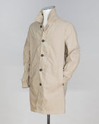 Unconstructed Slanted pockets 1 back vent Article: 35031 Model: 9331 Color: Beige / 4 Composition: 55% Cotton 39% Nylon 6% Elastan L.B.M. 1911 Travel Mac / Beige
