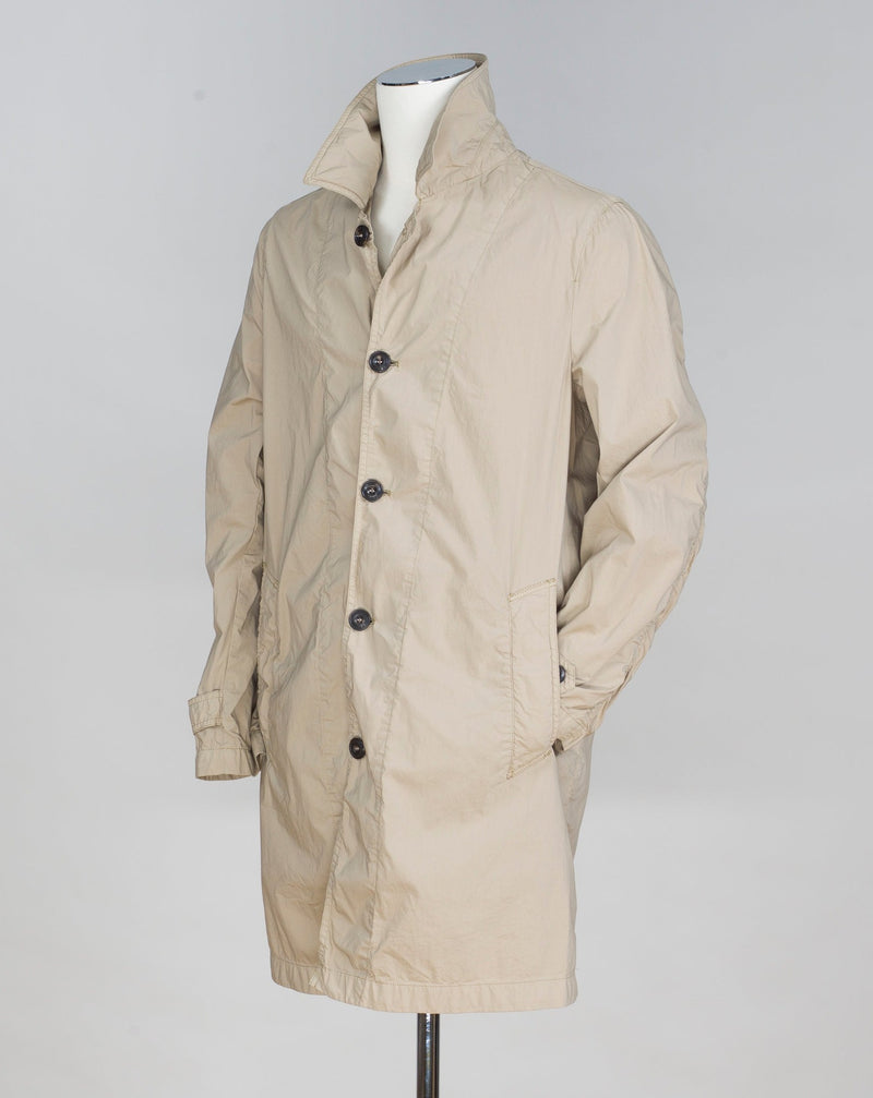 Unconstructed Slanted pockets 1 back vent Article: 35031 Model: 9331 Color: Beige / 4 Composition: 55% Cotton 39% Nylon 6% Elastan L.B.M. 1911 Travel Mac / Beige