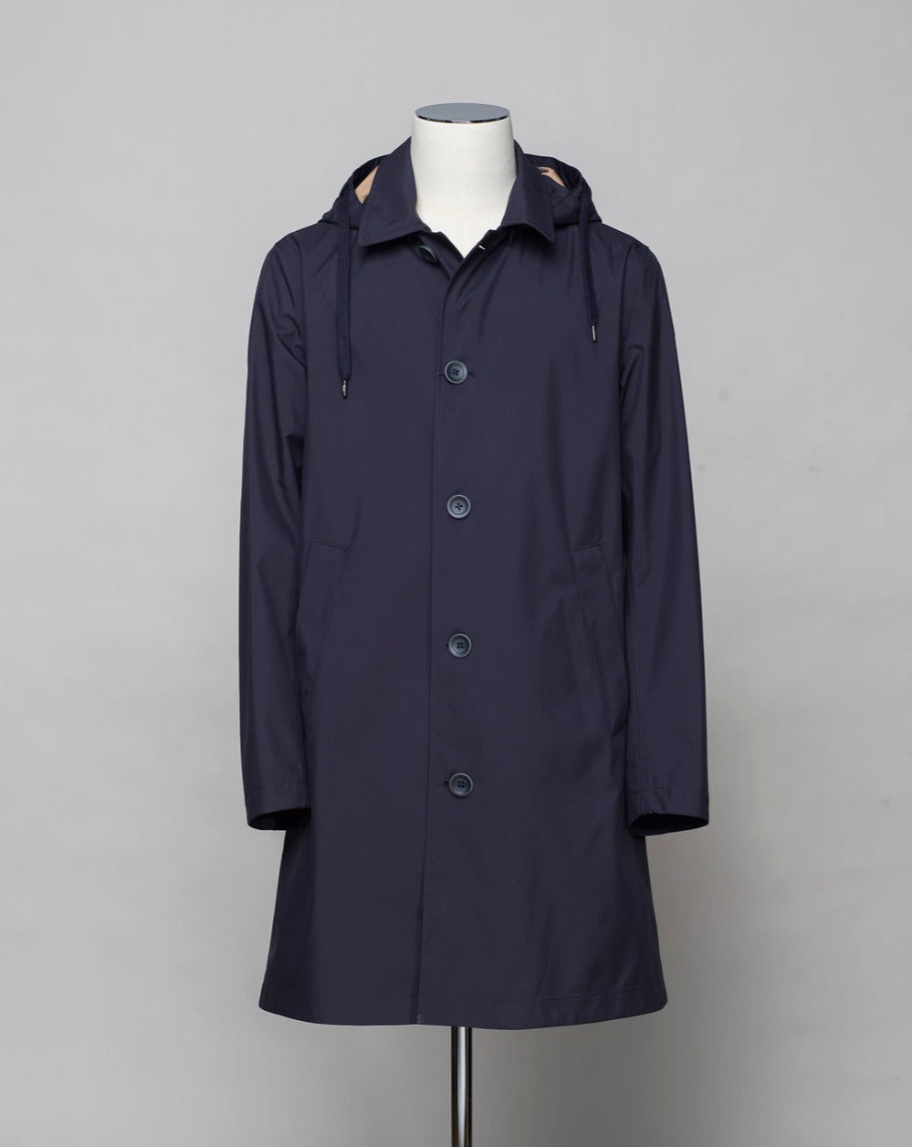 <ul> <li>Hooded raincoat&nbsp;</li> <li>Detachable hood</li> <li>Slanted side pockets</li> <li>100% polyester</li> <li>Waterproof</li> <li>Taped seams</li> <li>Double faced fabric (beige color inside)</li> <li>Color: Navy 9220</li> </ul> <p>&nbsp;</p>