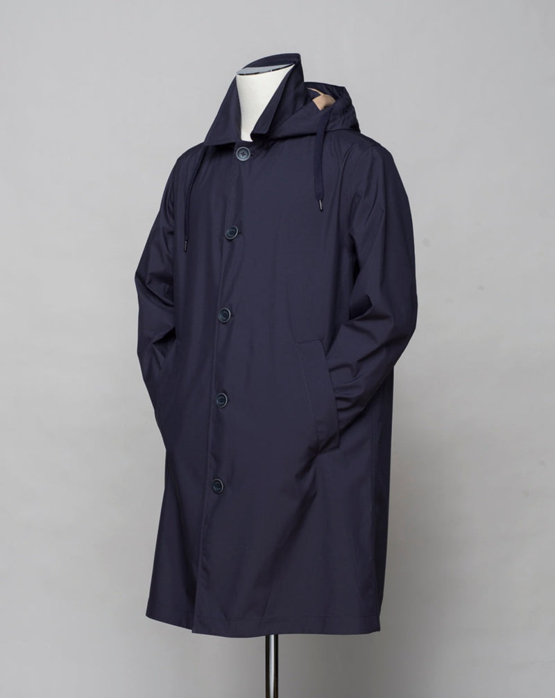 <ul> <li>Hooded raincoat&nbsp;</li> <li>Detachable hood</li> <li>Slanted side pockets</li> <li>100% polyester</li> <li>Waterproof</li> <li>Taped seams</li> <li>Double faced fabric (beige color inside)</li> <li>Color: Navy 9220</li> </ul> <p>&nbsp;</p>