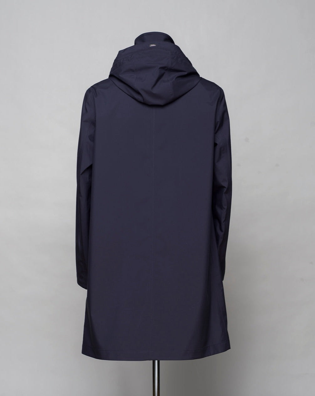 <ul> <li>Hooded raincoat&nbsp;</li> <li>Detachable hood</li> <li>Slanted side pockets</li> <li>100% polyester</li> <li>Waterproof</li> <li>Taped seams</li> <li>Double faced fabric (beige color inside)</li> <li>Color: Navy 9220</li> </ul> <p>&nbsp;</p>