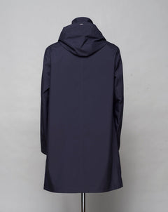 <ul> <li>Hooded raincoat&nbsp;</li> <li>Detachable hood</li> <li>Slanted side pockets</li> <li>100% polyester</li> <li>Waterproof</li> <li>Taped seams</li> <li>Double faced fabric (beige color inside)</li> <li>Color: Navy 9220</li> </ul> <p>&nbsp;</p>