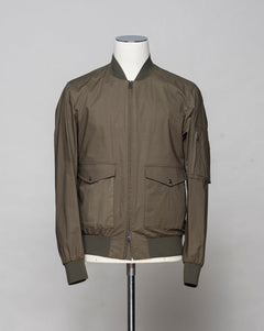Composition: 96% Cotton 4% Elastan. Model: GI000385U-13164. Color: 7730 / Dark Green. Zip closure. Flap patch pockets. Made in Italy