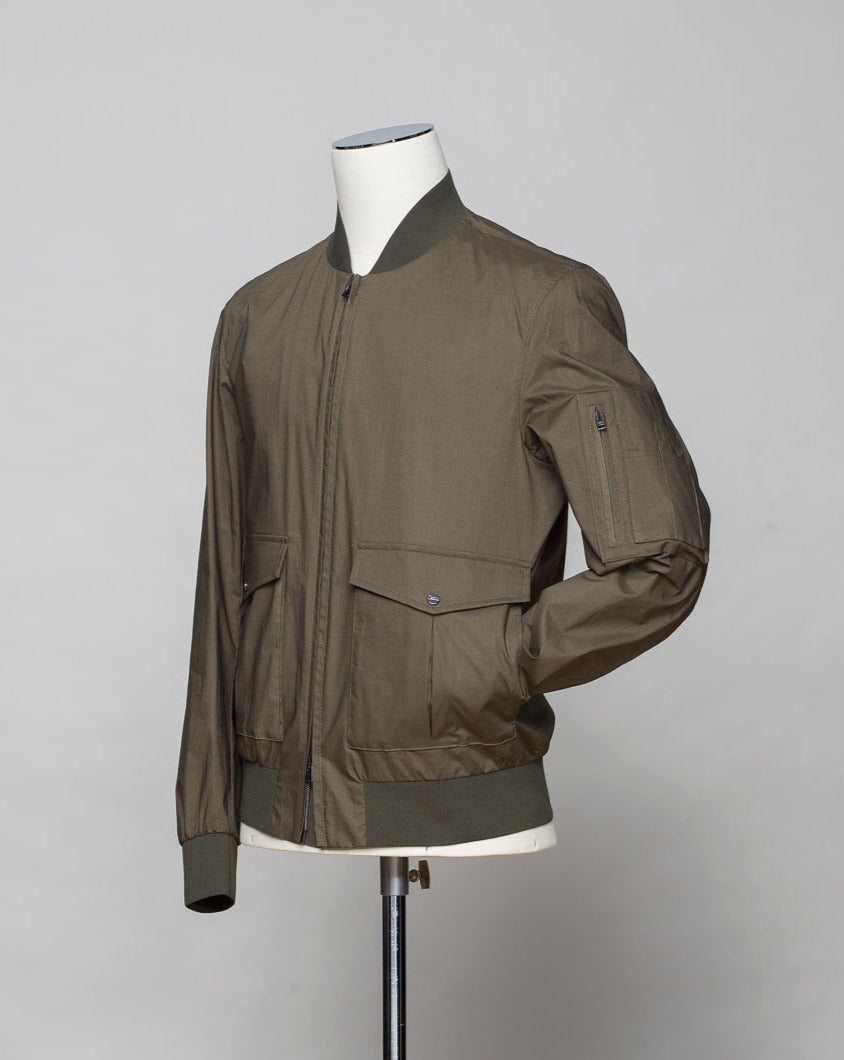 Composition: 96% Cotton 4% Elastan. Model: GI000385U-13164. Color: 7730 / Dark Green. Zip closure. Flap patch pockets. Made in Italy