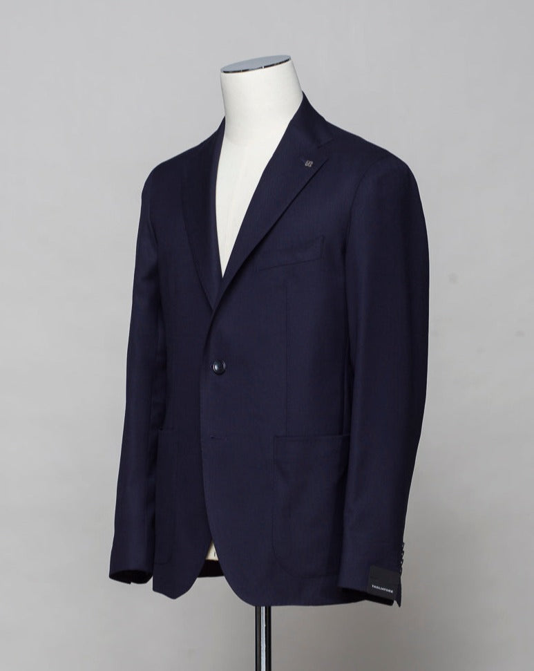 Composition: 99% Virgin wool super 110's 1% Elastan. Modello: Monte Carlo / 1SMC22K. Color: Navy / B5040. Unconstructed shoulder. Unlined. 2 Buttons. Notch lapel. Patch pockets. Side vents. Made in Martina Franca, Italy