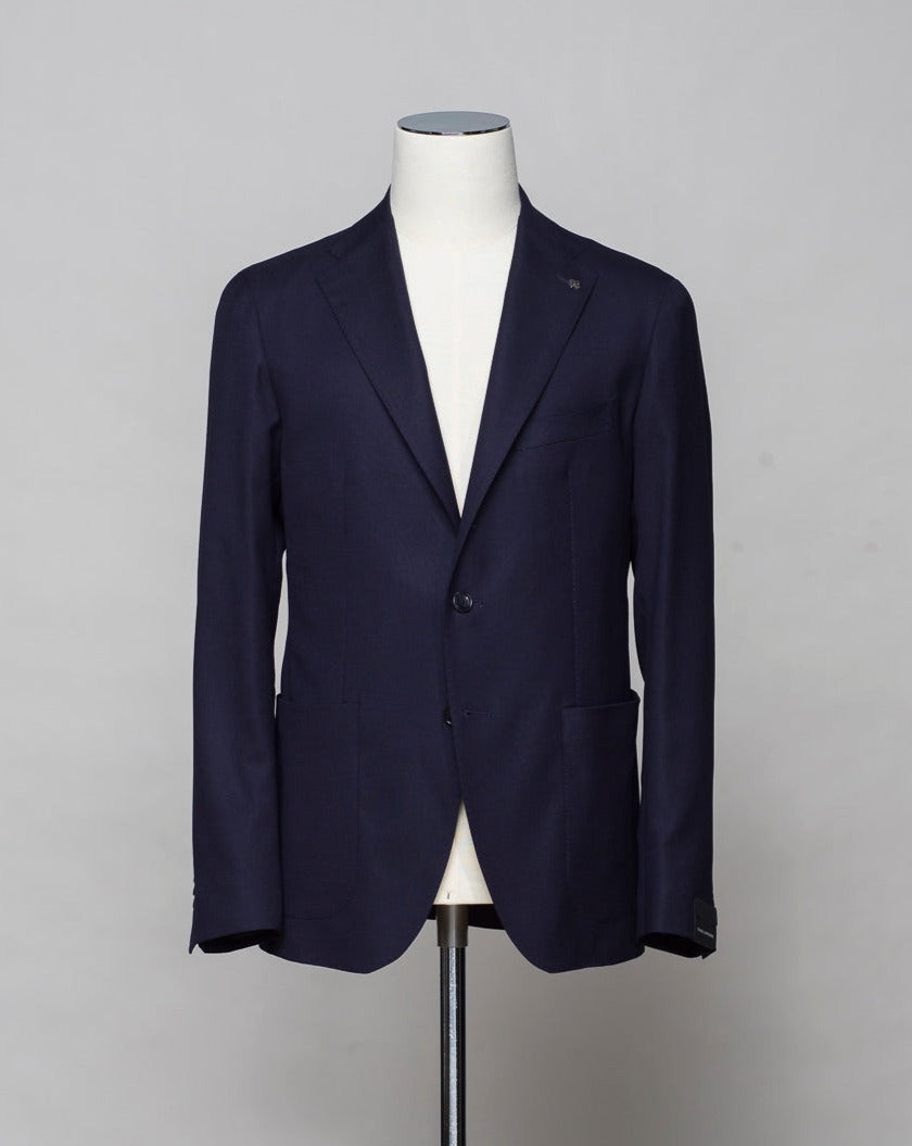 Composition: 99% Virgin wool super 110's 1% Elastan. Modello: Monte Carlo / 1SMC22K. Color: Navy / B5040. Unconstructed shoulder. Unlined. 2 Buttons. Notch lapel. Patch pockets. Side vents. Made in Martina Franca, Italy