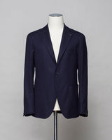 Composition: 99% Virgin wool super 110's 1% Elastan. Modello: Monte Carlo / 1SMC22K. Color: Navy / B5040. Unconstructed shoulder. Unlined. 2 Buttons. Notch lapel. Patch pockets. Side vents. Made in Martina Franca, Italy