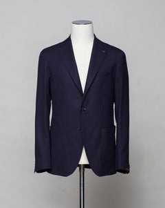Composition: 99% Virgin wool super 110's 1% Elastan. Modello: Monte Carlo / 1SMC22K. Color: Navy / B5040. Unconstructed shoulder. Unlined. 2 Buttons. Notch lapel. Patch pockets. Side vents. Made in Martina Franca, Italy