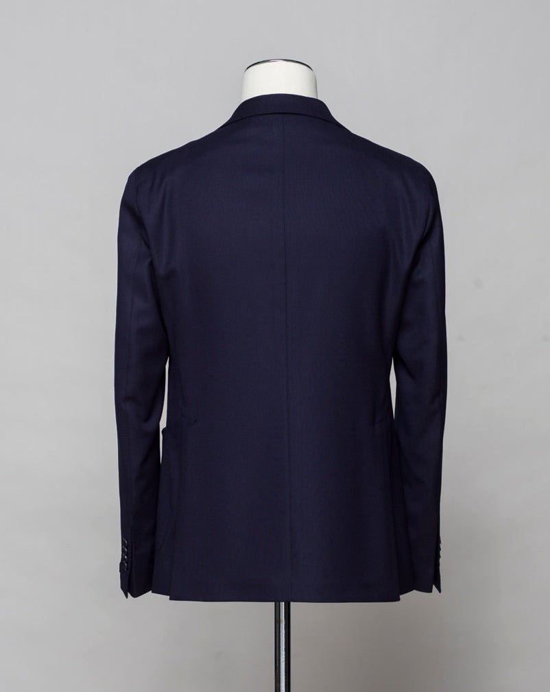 Composition: 99% Virgin wool super 110's 1% Elastan. Modello: Monte Carlo / 1SMC22K. Color: Navy / B5040. Unconstructed shoulder. Unlined. 2 Buttons. Notch lapel. Patch pockets. Side vents. Made in Martina Franca, Italy