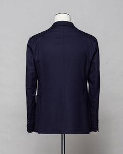 Composition: 99% Virgin wool super 110's 1% Elastan. Modello: Monte Carlo / 1SMC22K. Color: Navy / B5040. Unconstructed shoulder. Unlined. 2 Buttons. Notch lapel. Patch pockets. Side vents. Made in Martina Franca, Italy