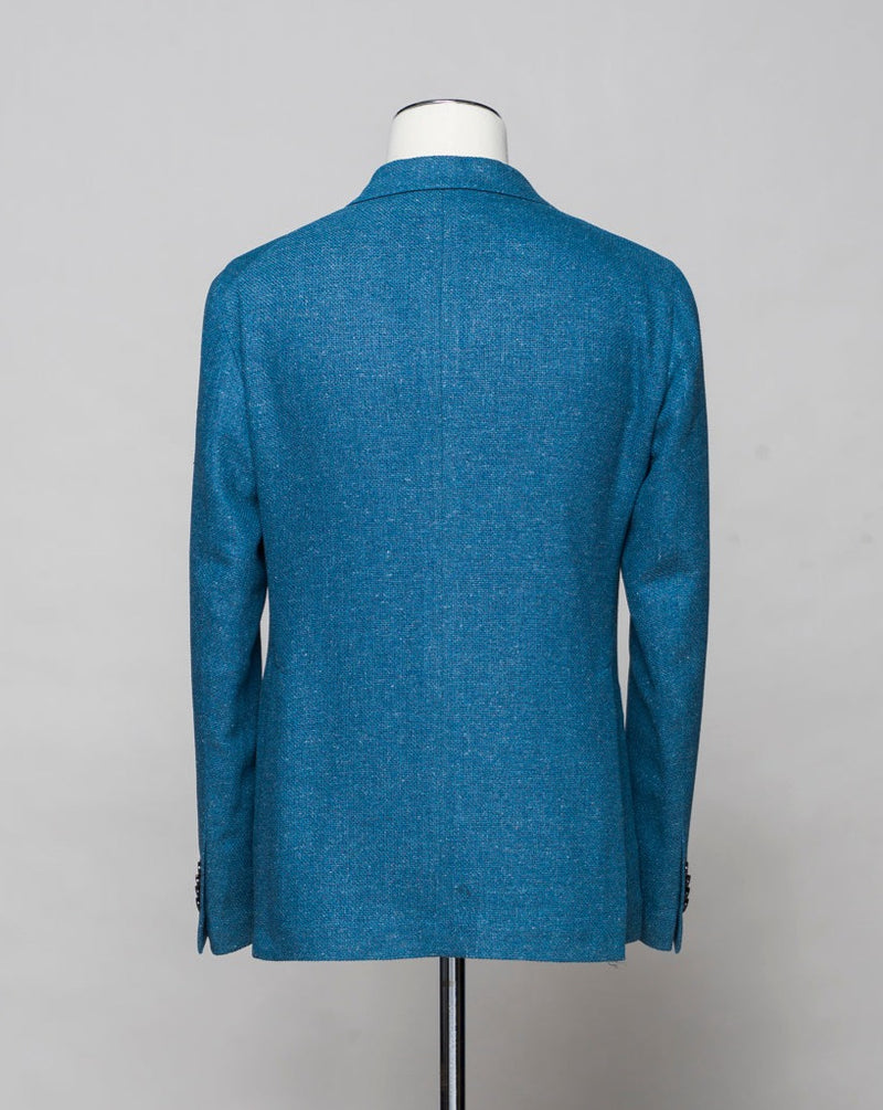 <div>Hopsack jersey jacket from Sauma 20 anniversary capsule collection. Crafted in Martina Franca, Italy by Tagliatore.</div> <ul> <li>Natural stretch hopsack jersey jacket</li> <li>Composition: 72% Silk 28% Virgin wool</li> <li>Modello: Monte Carlo / 1SMC22K</li> <li>Color: Petrol Blue / I1084</li> <li>Unconstructed shoulder</li> <li>Unlined</li> <li>2 Buttons</li> <li>Notch lapel</li> <li>Patch pockets</li> <li>Side vents</li> <li>Made in Martina Franca, Italy</li> </ul> <p><br></p> <p><br></p>