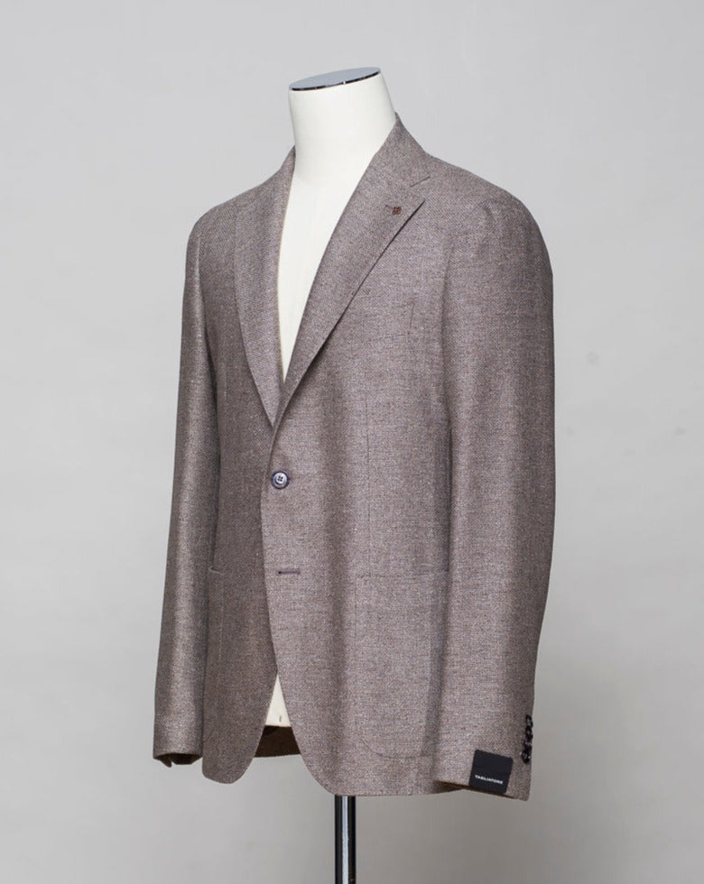 <div>Hopsack jersey jacket from Sauma 20 anniversary capsule collection. Crafted in Martina Franca, Italy by Tagliatore.</div> <ul class="ul1"> <li>Natural stretch hopsack jersey jacket</li> <li>Composition: 72% Silk 28% Virgin wool</li> <li>Modello: Monte Carlo / 1SMC22K</li> <li>Color: Taupe / T1253</li> <li>Unconstructed shoulder</li> <li>Unlined</li> <li>2 Buttons</li> <li>Notch lapel</li> <li>Patch pockets</li> <li>Side vents</li> <li>Made in Martina Franca, Italy</li> </ul>