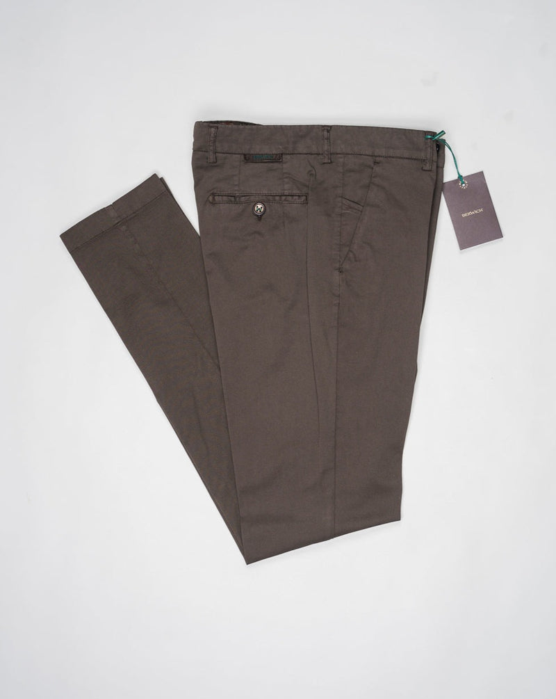 <div> <div>Berwich Morello with a little silk added to the fabric for a soft and luxurious touch.</div> <div>Great summer chinos.&nbsp;</div> </div> <ul> <li>Composition: 88% Cotton 10% Silk 2% Elastan</li> <li>Model: Morello-GD (Garment dyed)</li> <li>Article: tf0599x</li> <li>Color:&nbsp;Moro</li> <li>Made in Martina Franca, Italy</li> </ul>